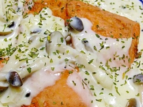 にんにく香る鮭のソテーホワイトソース